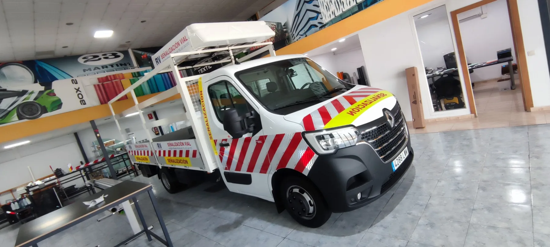 Vehículo de señalización — resultado final — trabajo real realizado por Rotulame Car Wrapping en Valencia