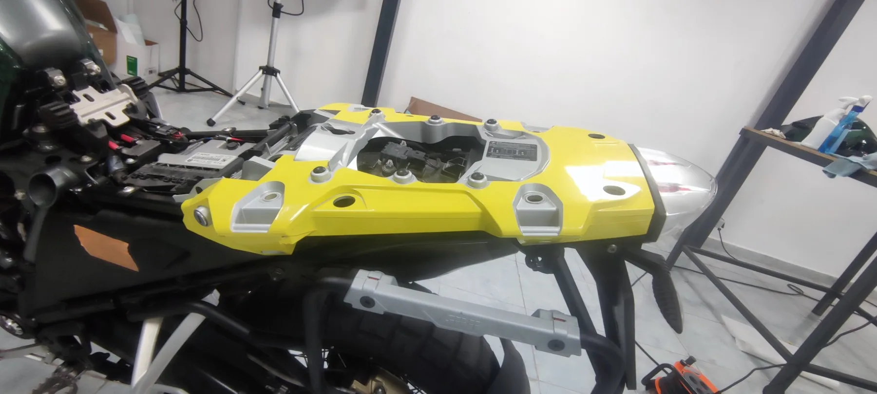 BMW R1250 — proceso — trabajo real realizado por Rotulame Car Wrapping en Valencia